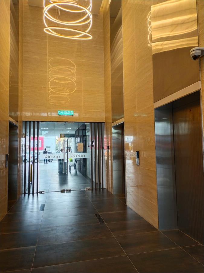 Cmk Troika Apartmen#Free Netflix Кота Бару Екстериор снимка